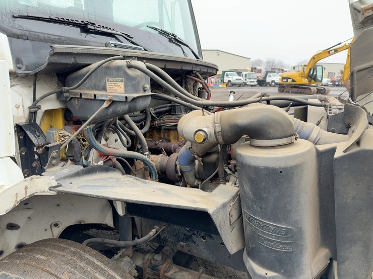 2002-freightliner-fl70-image-11