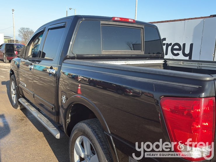 2011-nissan-titan-image-18