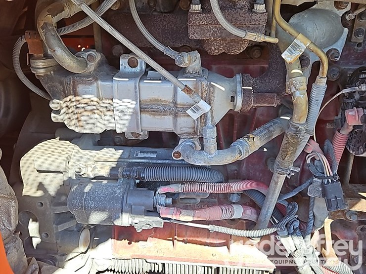 2016-jlg-6042-image-22