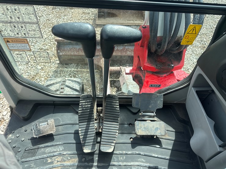 2014-takeuchi-tb240-image-38