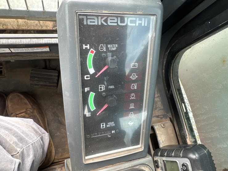 takeuchi-tl240-image-36
