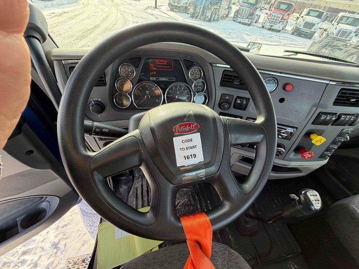 2016-peterbilt-579-image-45