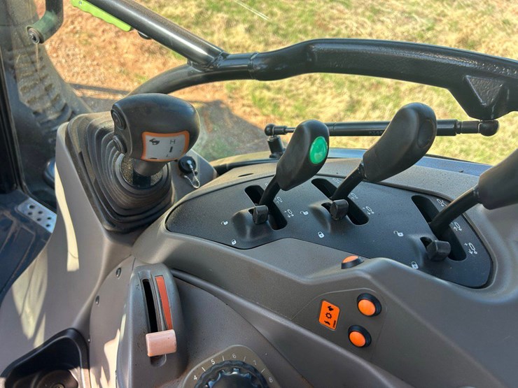 2019-case-ih-farmall-120u-image-33