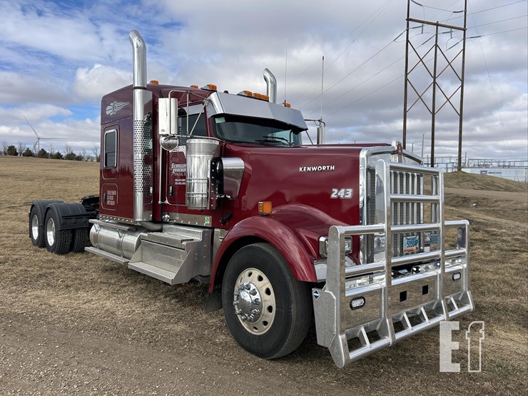 2025-kenworth-w900-image-3