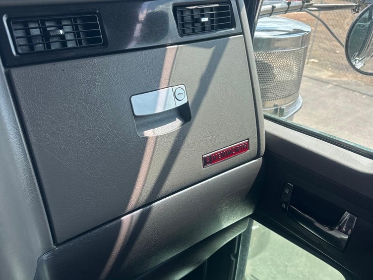 2016-kenworth-w900l-image-42