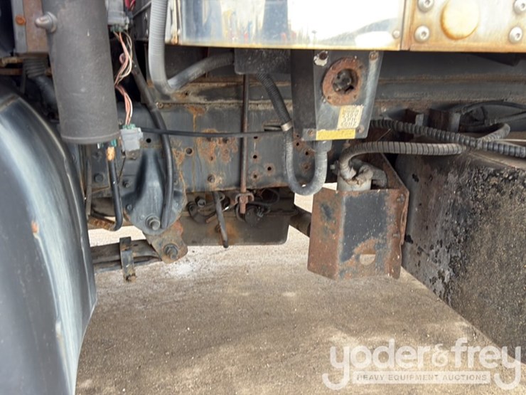 2001-isuzu-npr-image-11