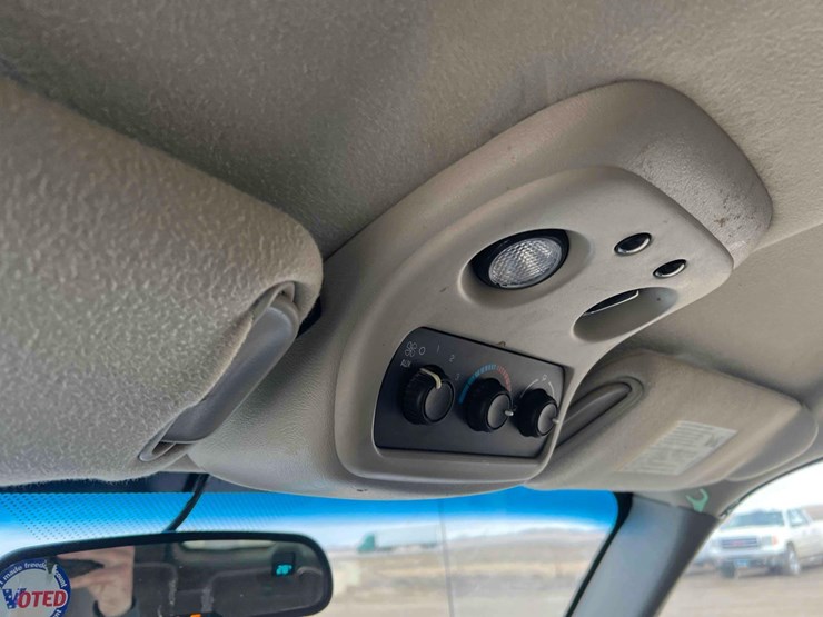 2005-chevrolet-suburban-image-31