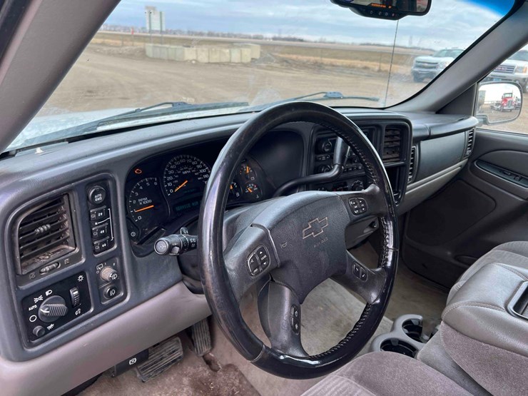 2005-chevrolet-suburban-image-21