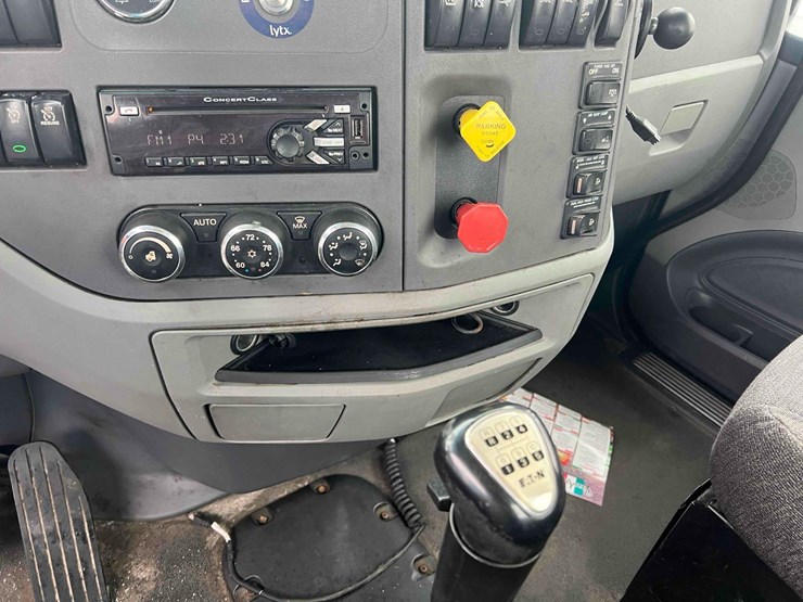 2016-peterbilt-579-image-50