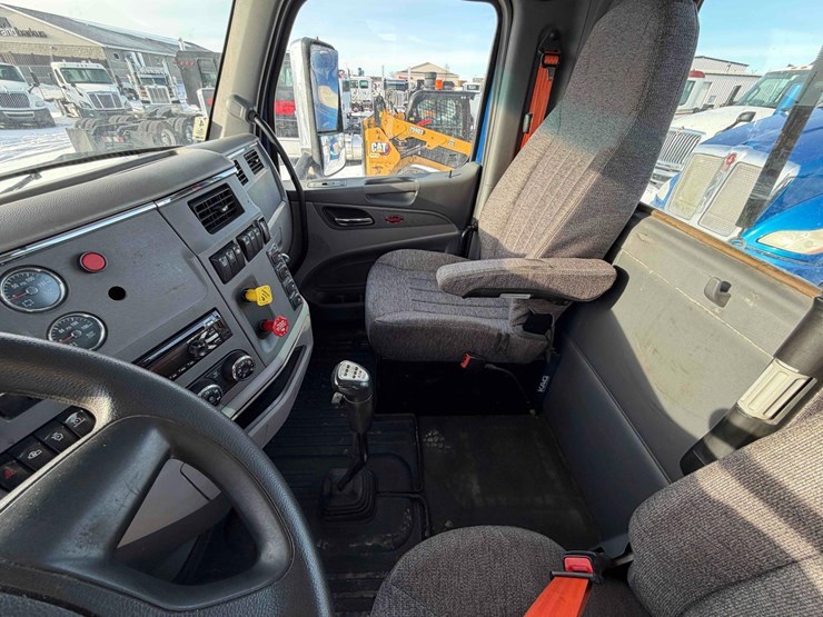 2016-peterbilt-579-image-46