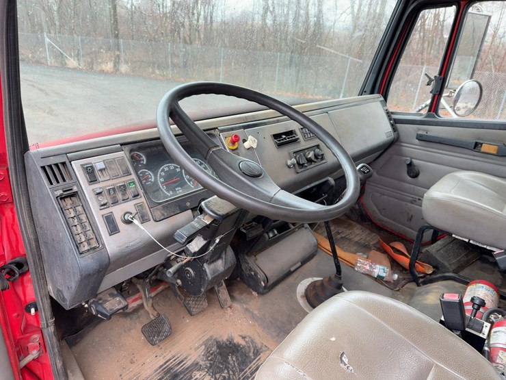 2003-freightliner-fl70-image-26