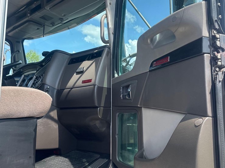 2016-kenworth-w900l-image-27