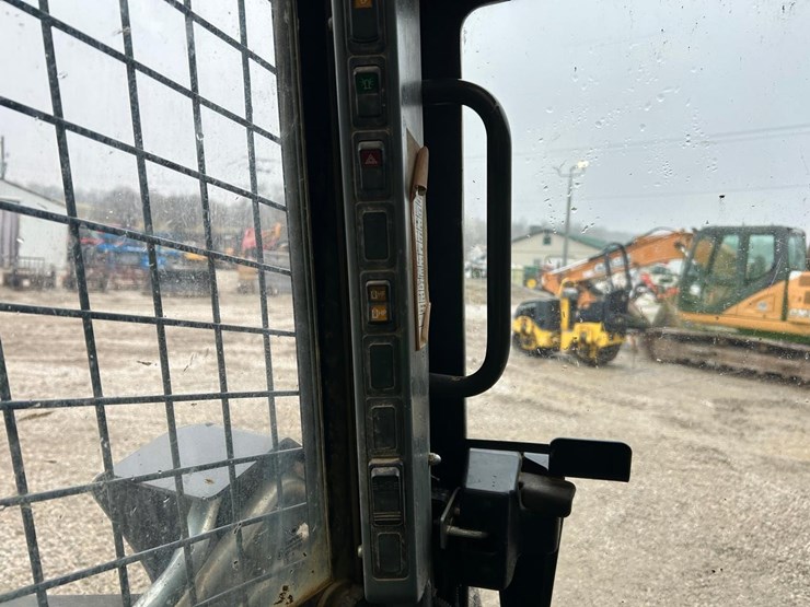 2016-new-holland-l230-image-22