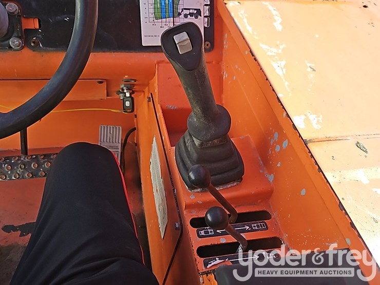 2016-jlg-6042-image-24