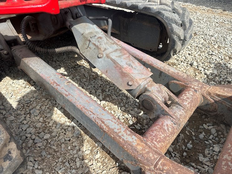 2014-takeuchi-tb240-image-34