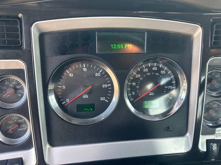 2016-kenworth-w900l-image-45