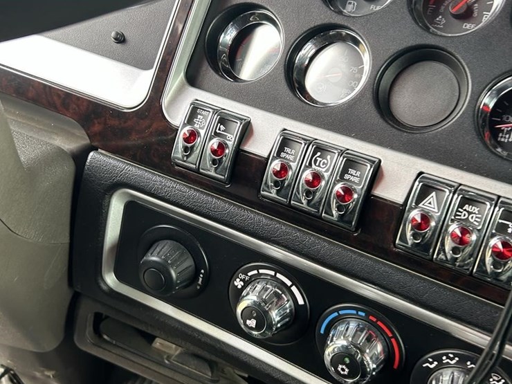 2025-kenworth-w900-image-65