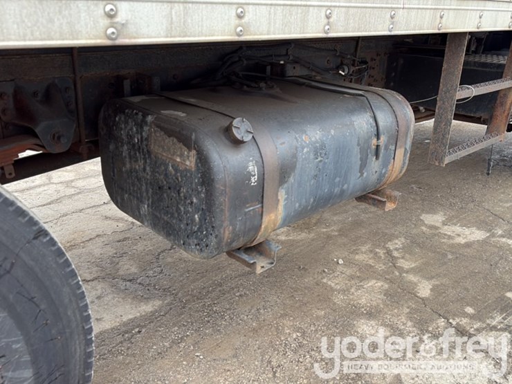 2001-isuzu-npr-image-30