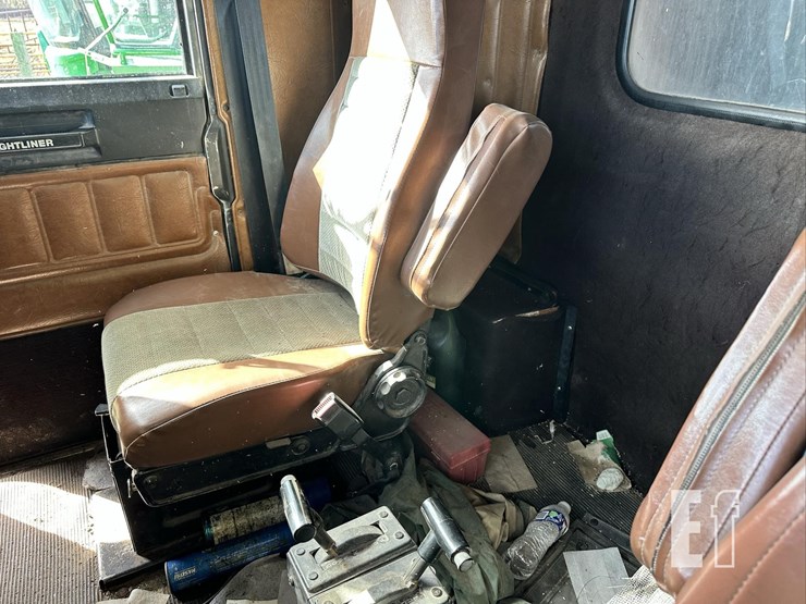 1991-freightliner-fld120-image-41