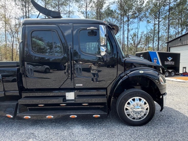 2008-freightliner-m2-106-image-27