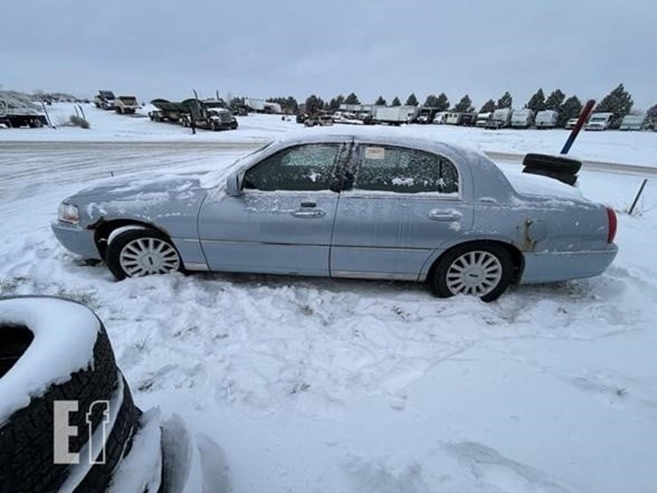 2005-lincoln-towncar-image-12