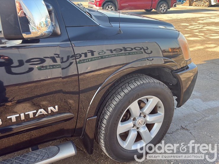 2011-nissan-titan-image-34