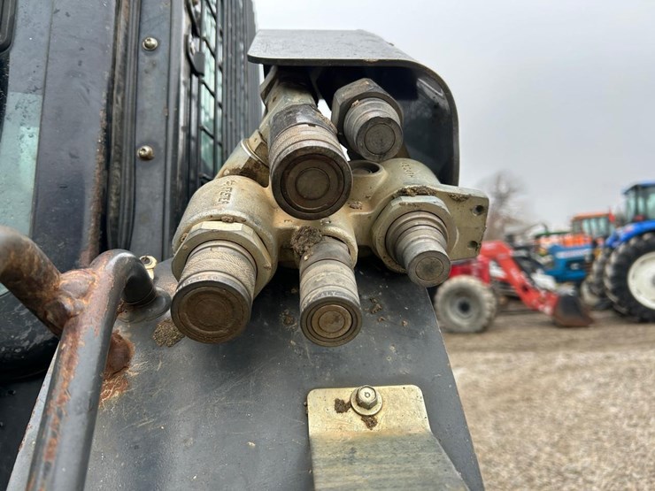 2016-new-holland-l230-image-11