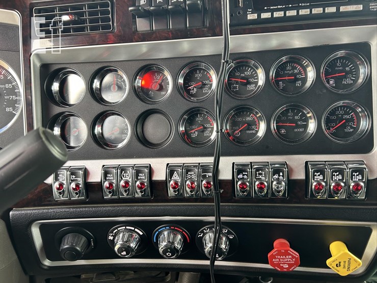 2025-kenworth-w900-image-62