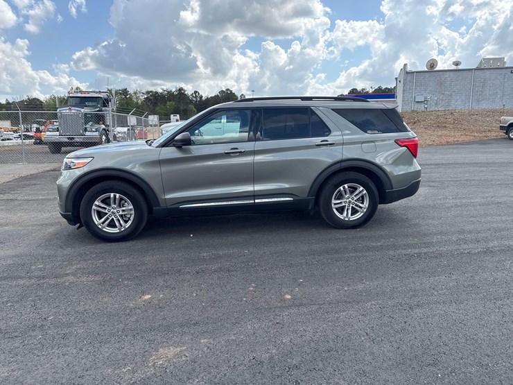 2016-ford-explorer-platinum-image-2