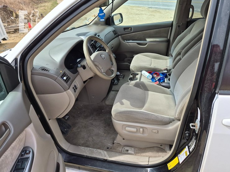 2009-toyota-sienna-image-14