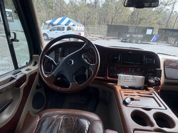 2008-freightliner-m2-106-image-54