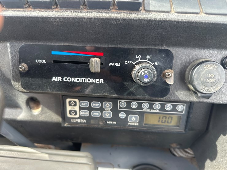 2014-takeuchi-tb240-image-43