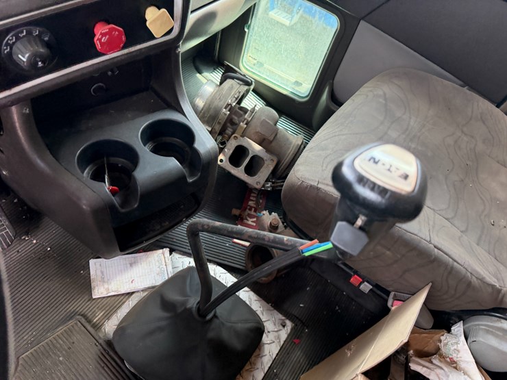 2012-kenworth-900b-image-77