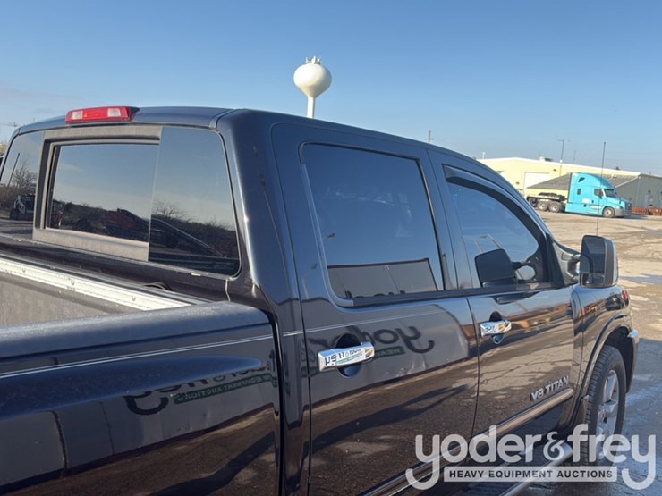 2011-nissan-titan-image-26