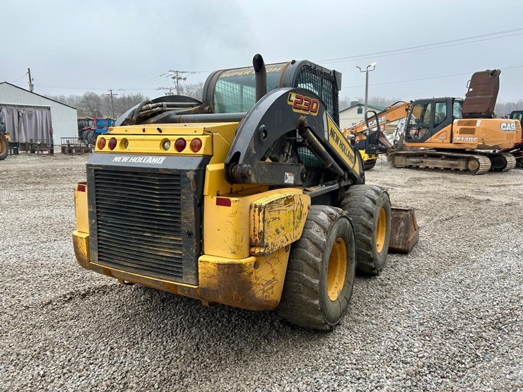 2016-new-holland-l230-image-4