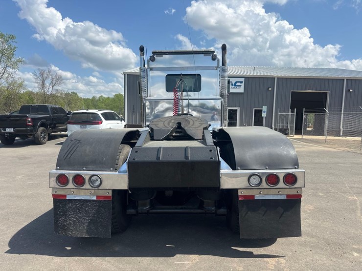 2016-kenworth-w900l-image-7