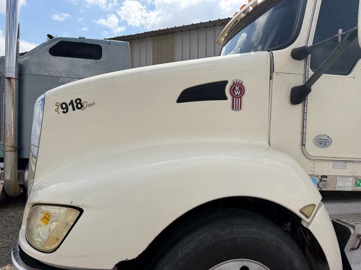 2012-kenworth-900b-image-37