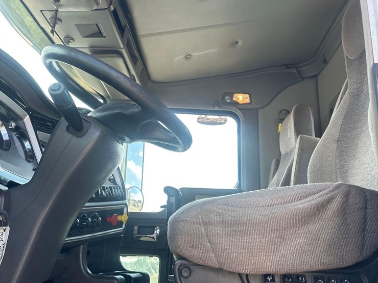 2016-kenworth-w900l-image-24