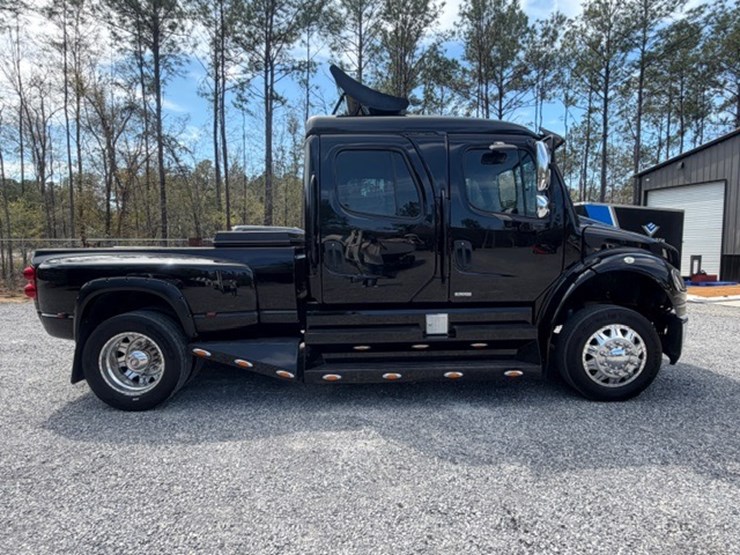 2008-freightliner-m2-106-image-7