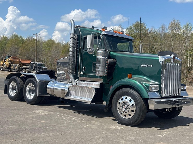 2016-kenworth-w900l-image-1