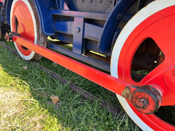 frick-steam-locomotive-with-track-image-166