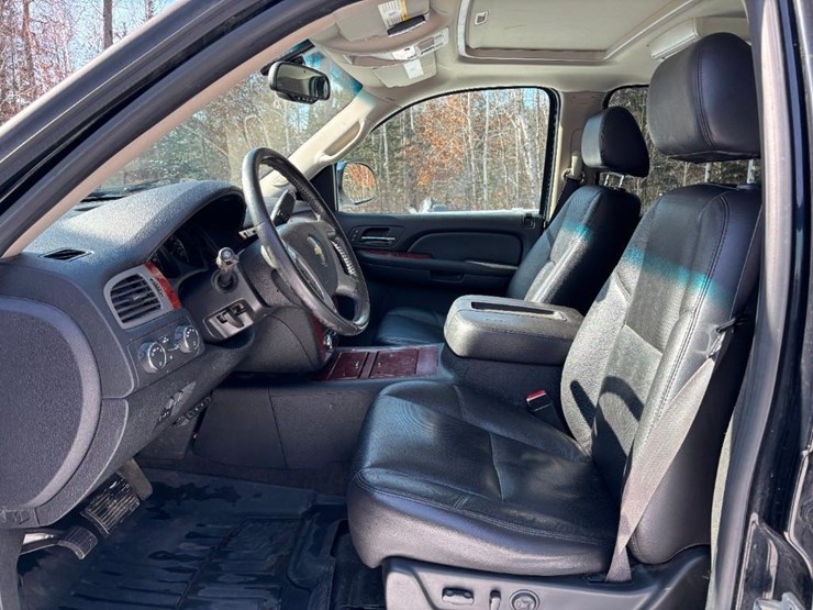 2009-chevrolet-suburban-image-10