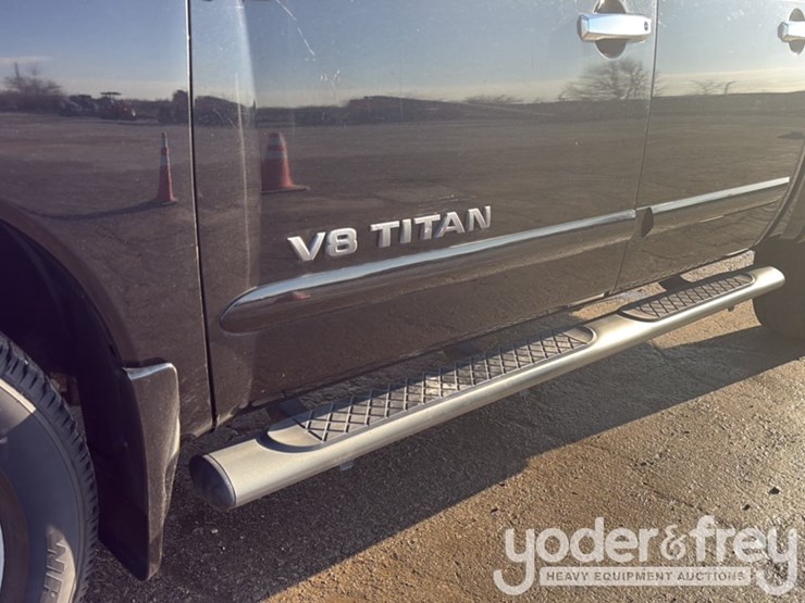 2011-nissan-titan-image-9