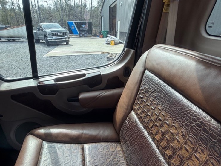 2008-freightliner-m2-106-image-49