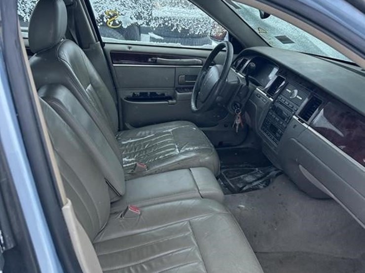 2005-lincoln-towncar-image-28