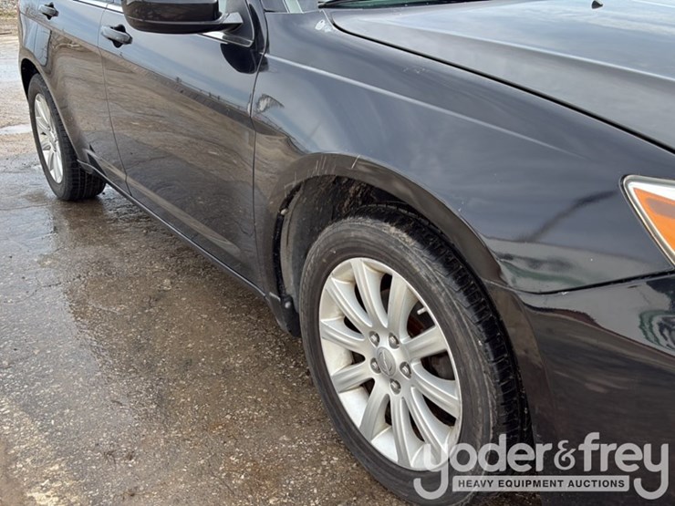 2013-chrysler-200-image-10