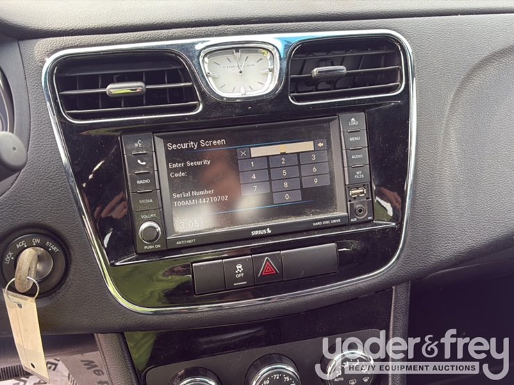 2013-chrysler-200-image-15