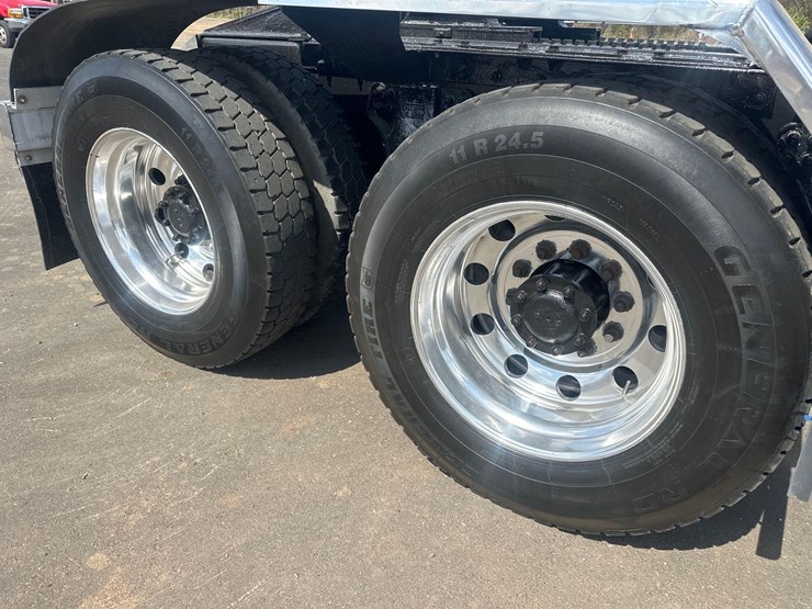 2016-kenworth-w900l-image-16