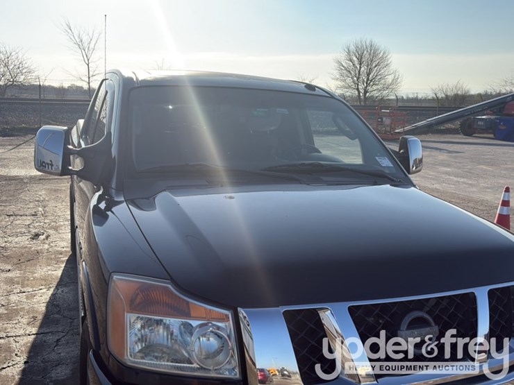 2011-nissan-titan-image-40