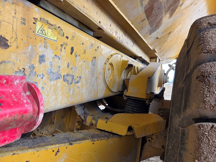 caterpillar-740-image-24